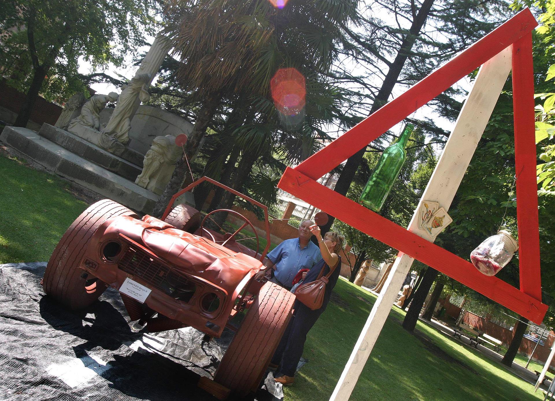 &quot;Rayas blancas&quot; del escultor vallisoletano Lorenzo Duque una de las cerca de un centenar de obras que componen la muestra de la XIX convocatoria Expo-Aire, una exposición al aire libre que ha acogido el parque palentino Huerta de Guadián.