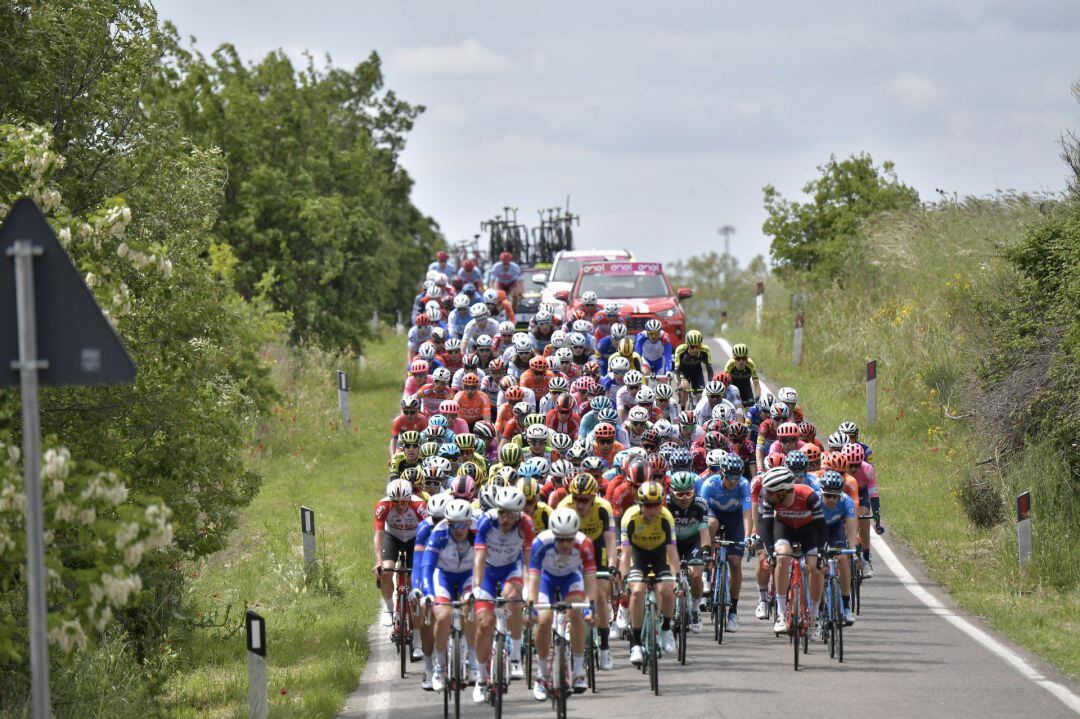 El pelotón del Giro de Italia durante el transcurso de la cuarta etapa