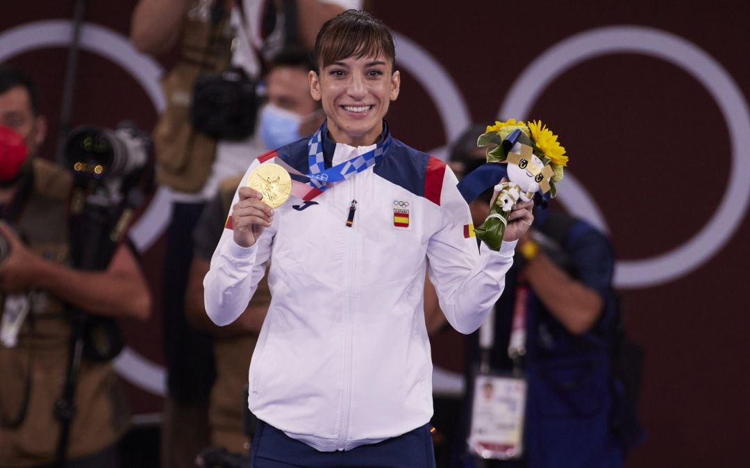 Sandra Sánchez mostrando la medalla de oro