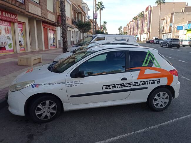 Coche de empresa de Recambios Alcántara