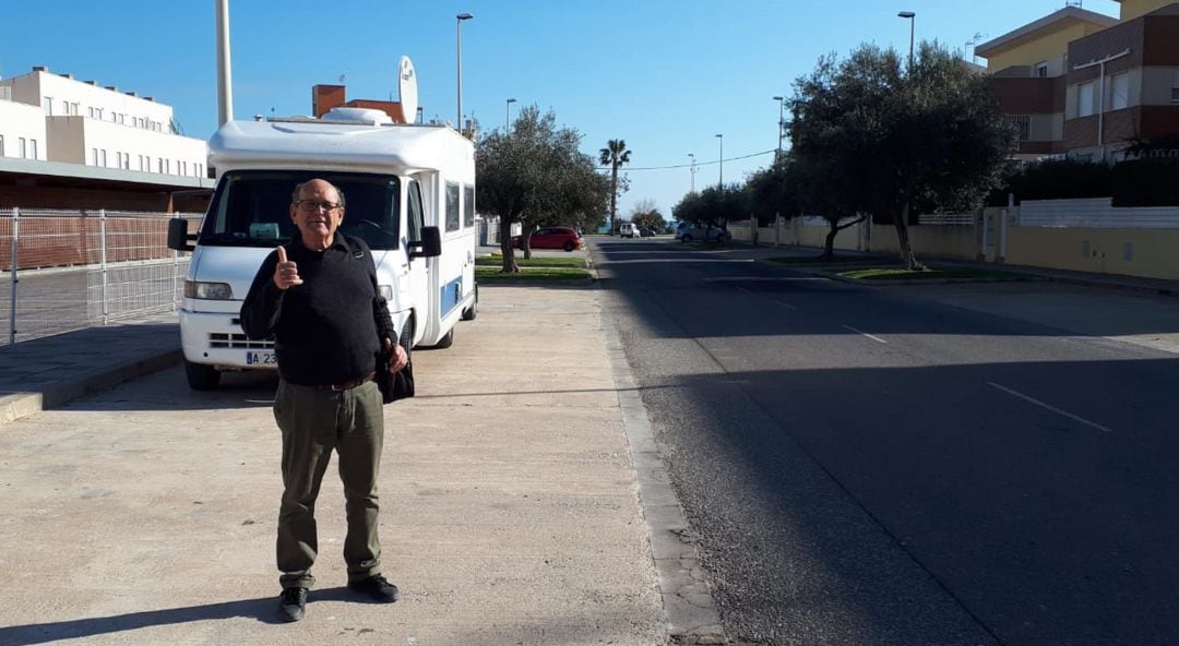 César Simarro con su autocaravana.