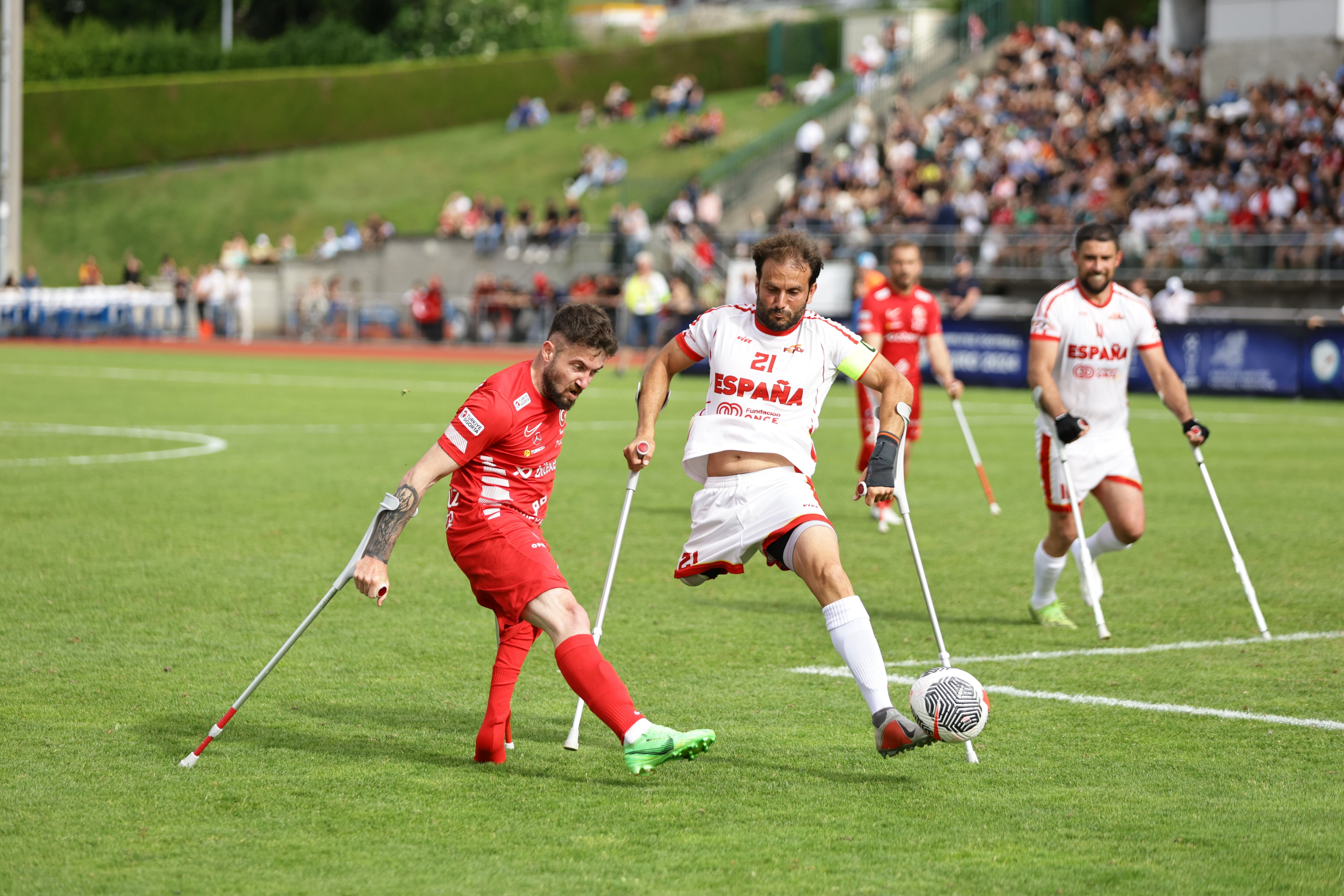 Jugadores en acción en la final del Campeonato de Europa de Fútbol Amputados, entre España y Turquía