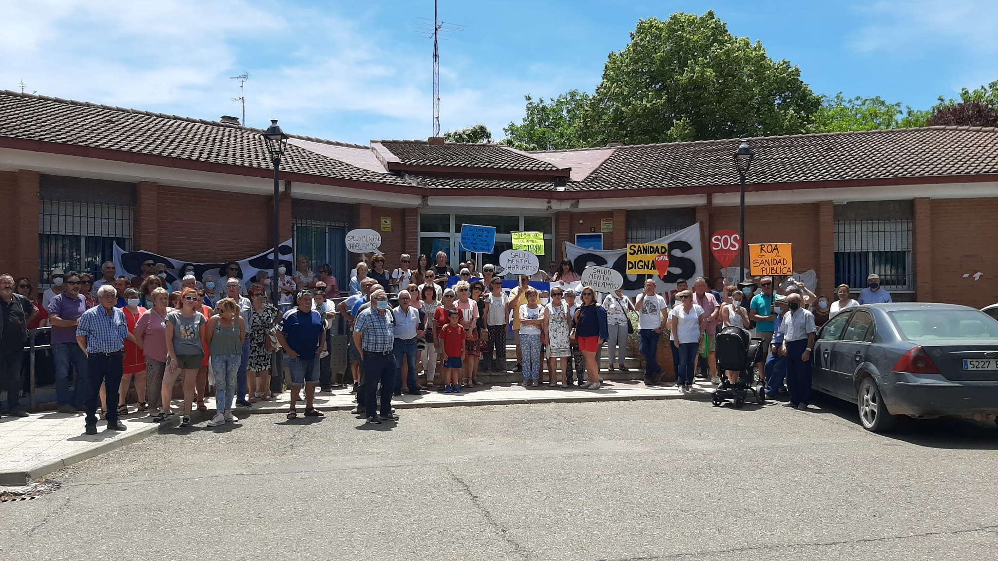 Un centenar de personas se concentraba este martes junto al centro de salud