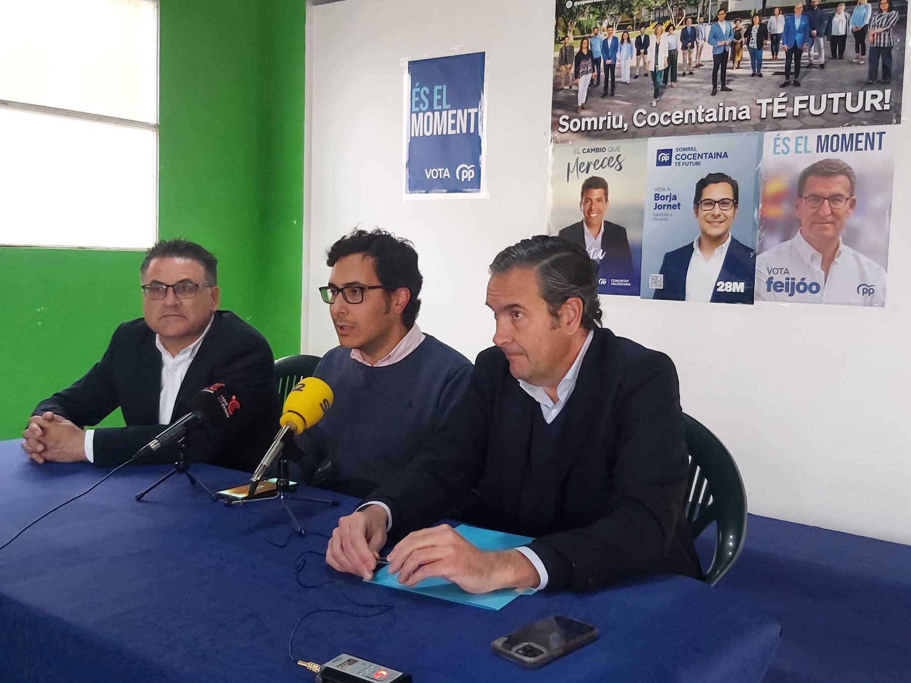 Borja Jornet acompañado por los disputados autonómicos Nando Pastor y José Ramón González durante su comparecencia en la sede del PP en Cocentaina