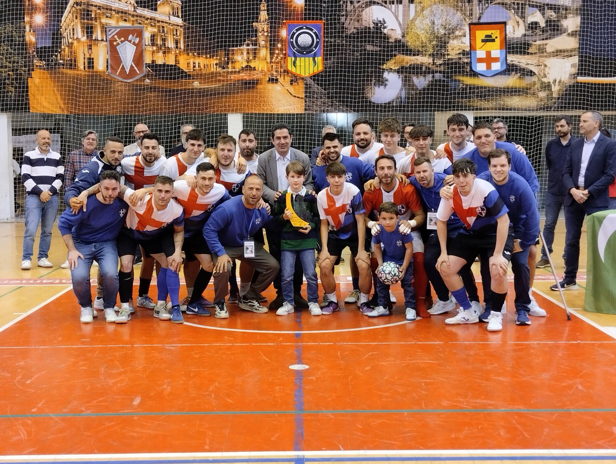 Los Cruzados reciben el trofeo de campeón de manos del Sant Jordiet, Mateo Vilaplana Blaak y del alcalde de Alcoy, Toni Francés