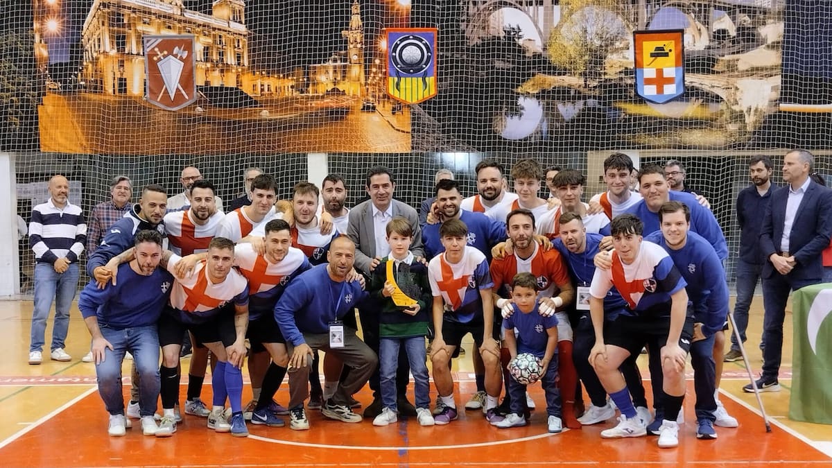 La Filà Cruzados recupera el trono del fútbol sala en el Trofeu Filaes