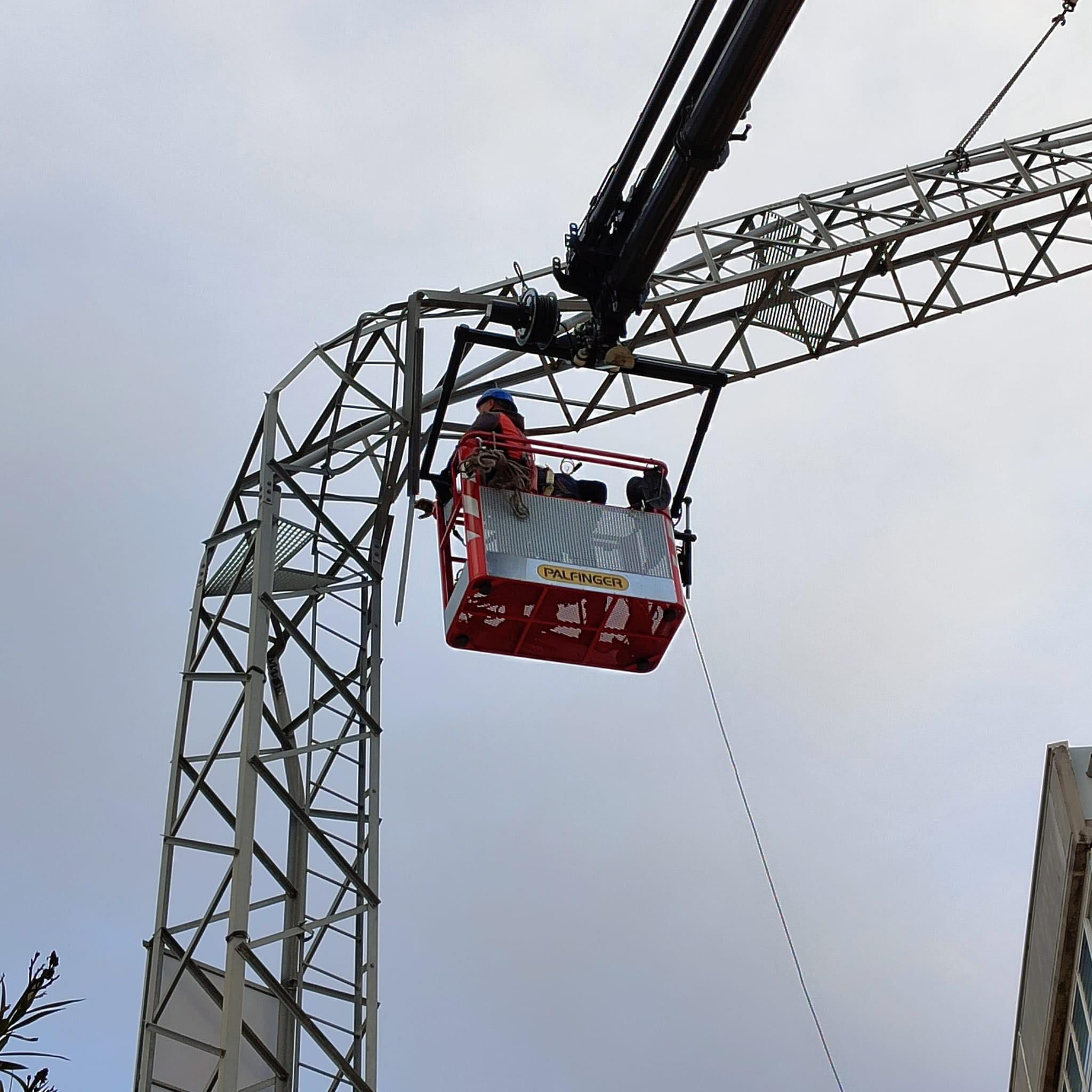 Trabajos de reparación de los daños en el polideportivo