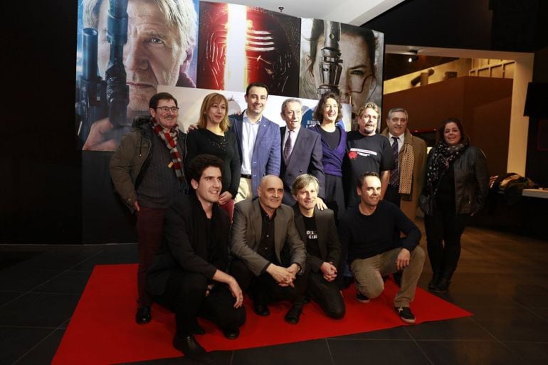 El director Gaizka Urresti, agachado y rodeado de actores y autoridades, en el preestreno en su localidad natal, Portugalete (Vizcaya)