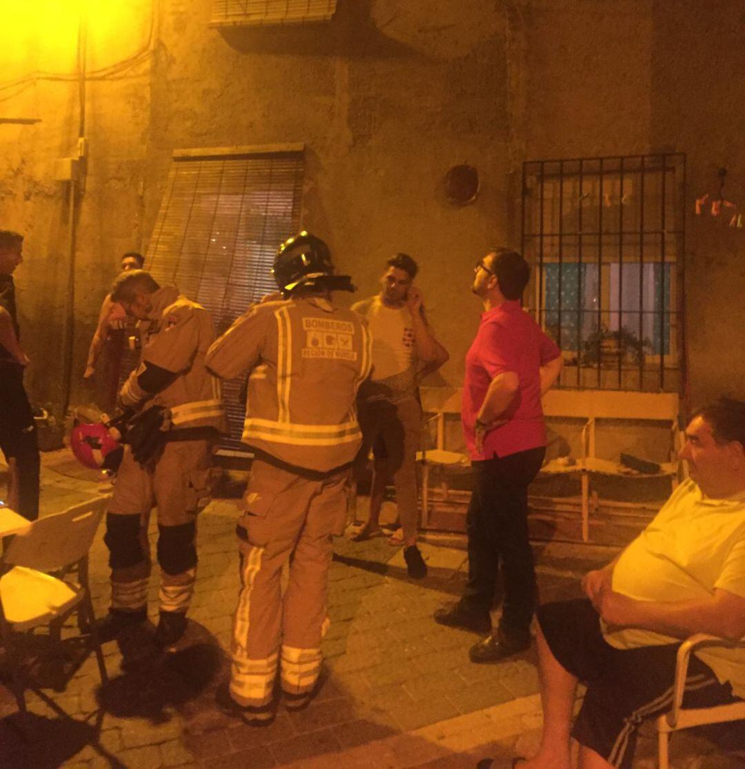 Bomberos sanean una vivienda que presenta grietas en la calle Baeza en Lorca