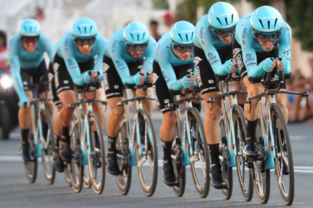 El equipo Astana en la crono que ha salido desde Torrevieja