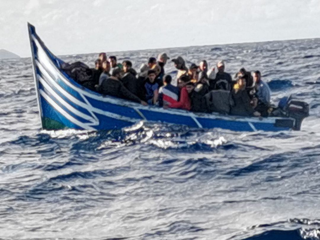 Imagen de la patera rescatada en la tarde de este viernes entre Órzola y el Roque del Este.