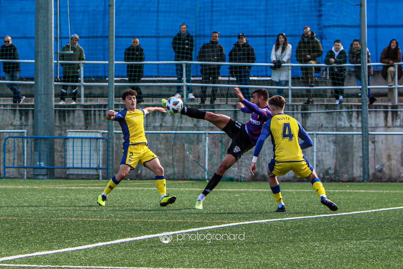 Fran Santano instantes antes de marcar acrobáticamente el 0-1 en Alcorcón