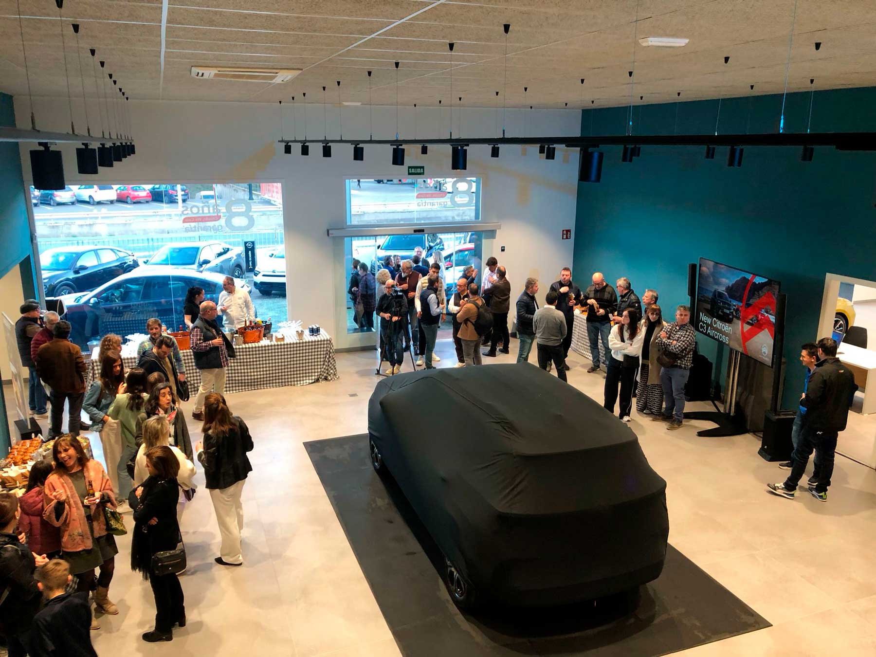 El nuevo vehículo se presentó en un acto que contó con música en directo y un aperitivo para los numerosos asistentes