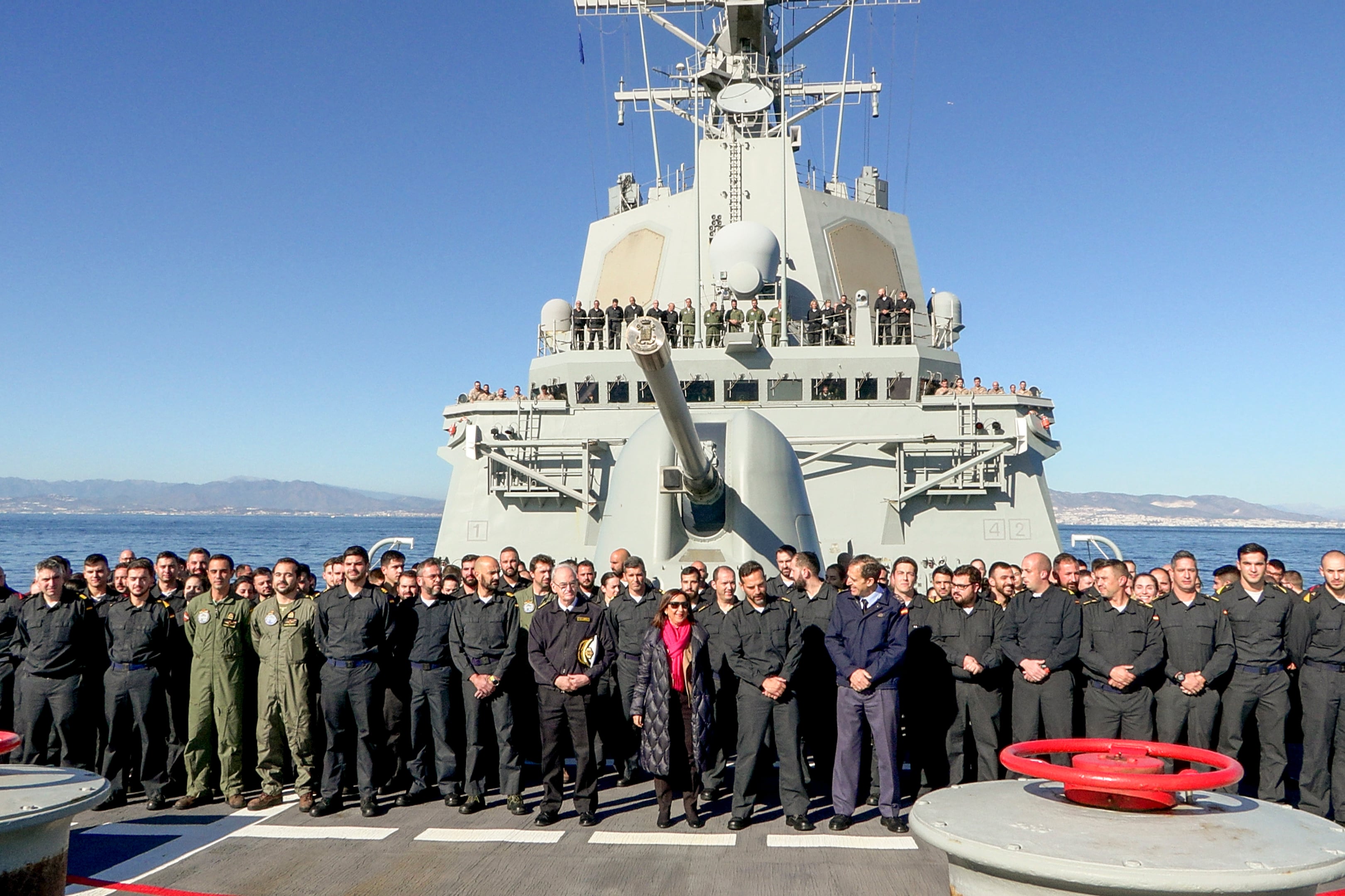 PALMA DE MALLORCA, 18/12/2023.- La ministra de Defensa, Margarita Robles (c), visita este lunes el buque Méndez Núñez, con una dotación de 229 personas, 48 de ellas mujeres, que está encuadrado desde hace cuatro meses en la Agrupación Permanente de la OTAN desplegada en el Mediterráneo oriental y actualmente se encuentra navegando por aguas cercanas a Mallorca. EFE/ Jesús Bartolomé
