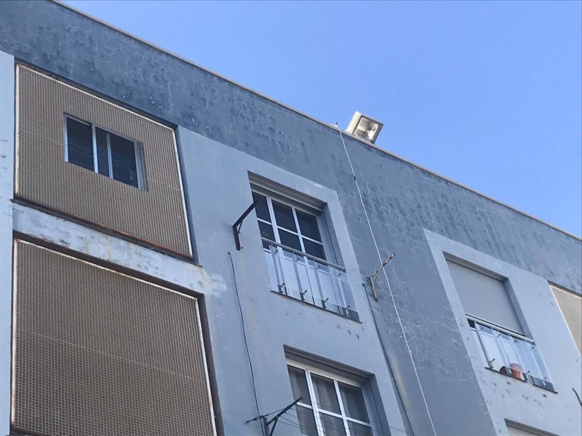 Los vecinos de Añaza denuncian el deterioro de "las 70 viviendas azules"