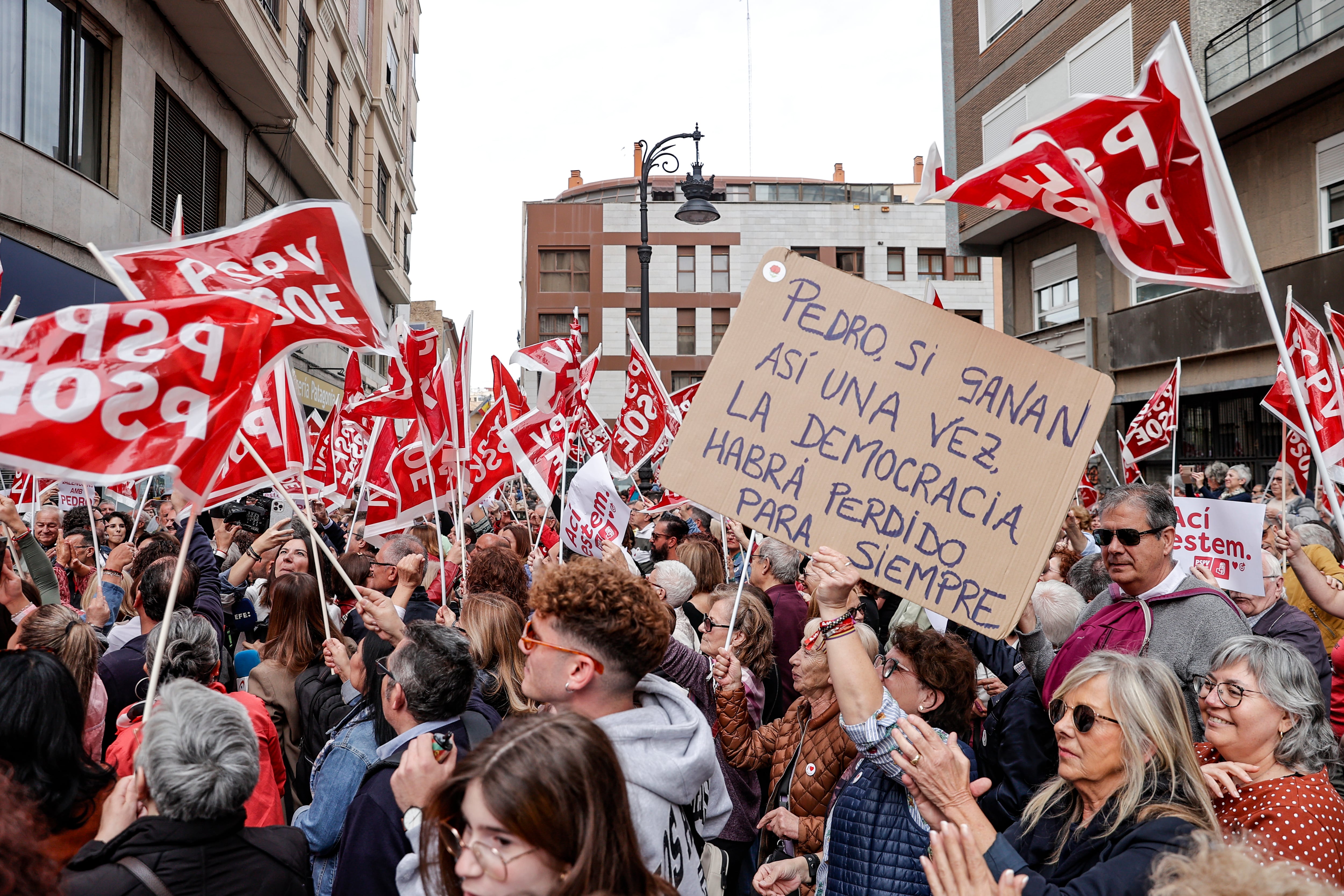 Cientos de personas, militantes, simpatizantes y políticos valencianos se han concentrado hoy en la sede del PSPV-PSOE de la ciudad de València para pedir al presidente del Gobierno, Pedro Sánchez que continúe en su cargo y le han trasladado así su apoyo y comprensión