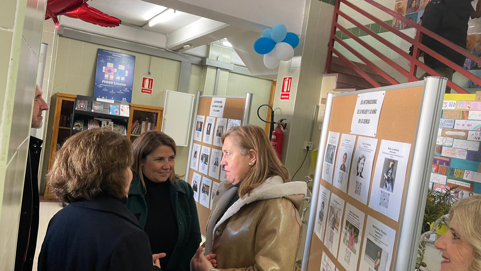 La alcaldesa junto a la consejera del Gobierno de la región en la visita al Centro Educativo