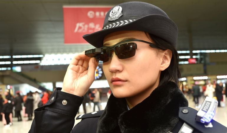 Una policía lleva las gafas inteligentes en la estación.