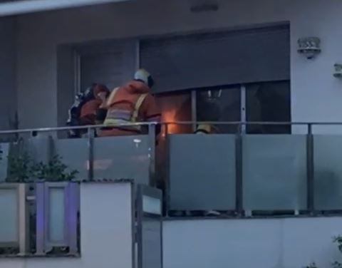 Bomberos trabajando para sofocar el incendio de una vivienda en Alfauir por la caída de un rayo.