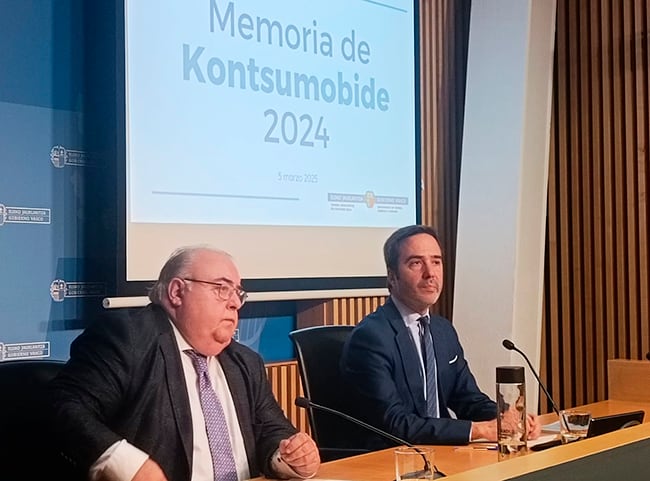 Tontxu Rodríguez, director del Instituto Vasco de Consumo y el Consejero de Turismo, Comercio y Consumo, Javier Hurtado, en la presentación de la Memoria de Kontsumobide.