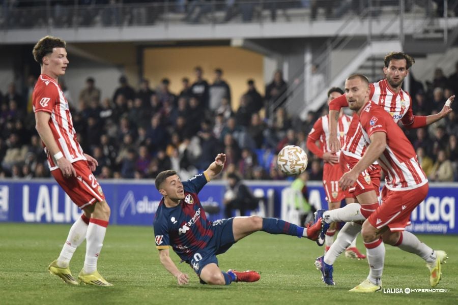 El Almería saca el ardor guerrero en Huesca.