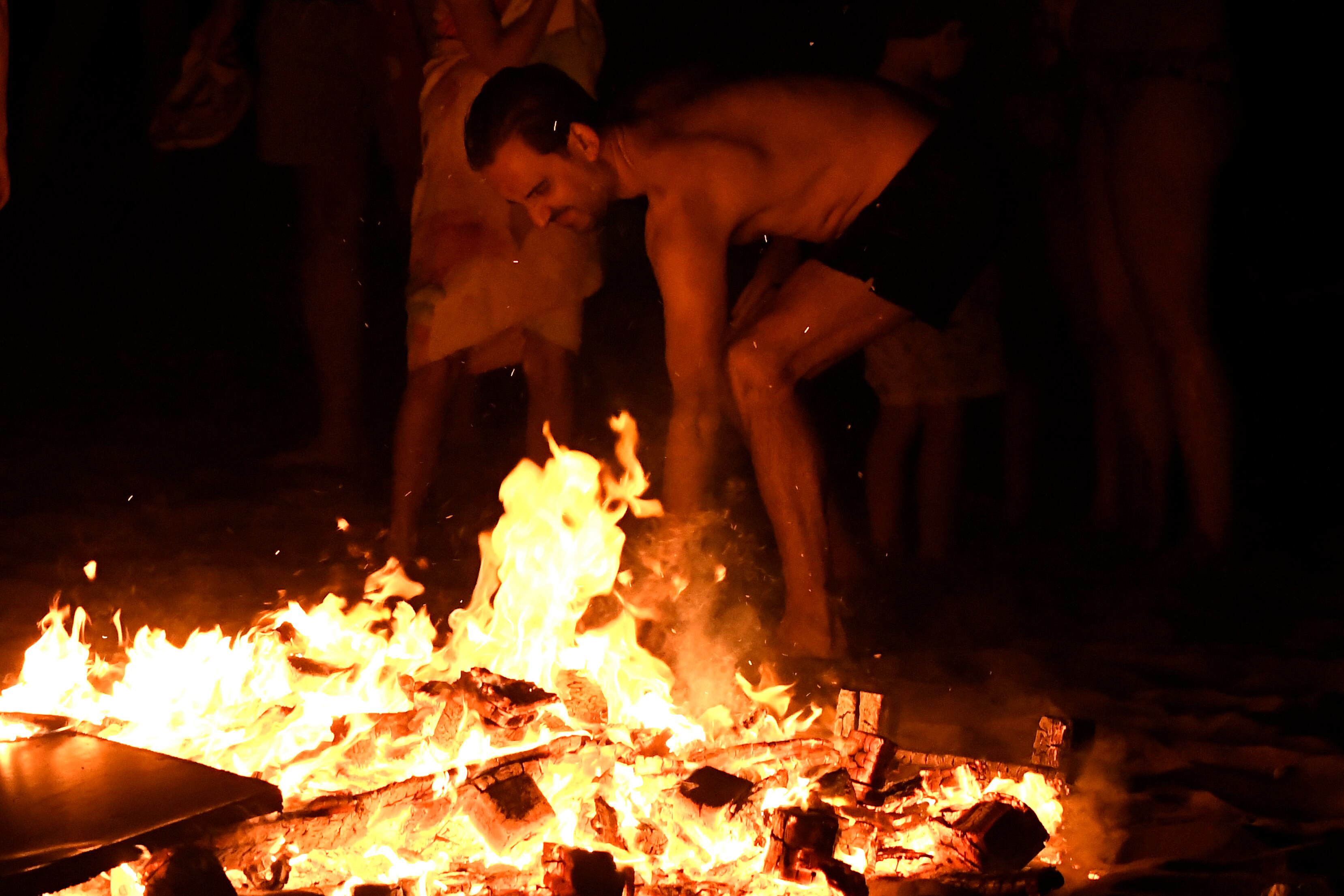 Una persona celebra la Noche de San Juan