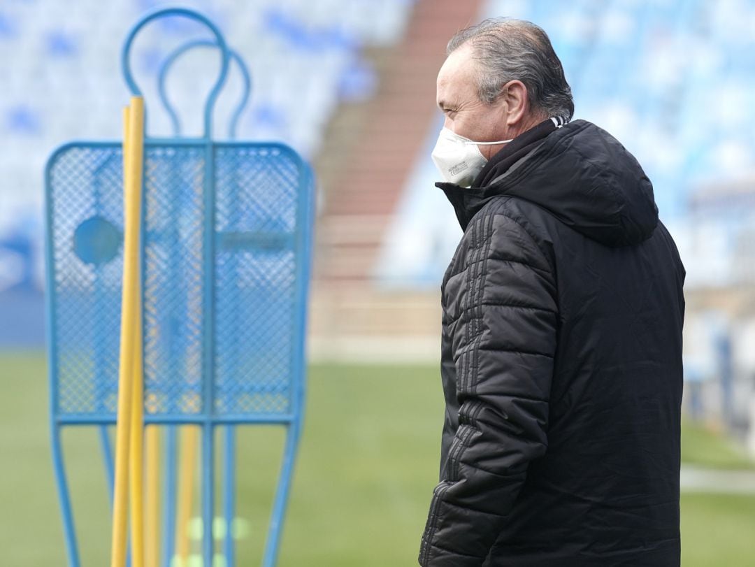 Juan Ignacio Martínez sigue de cerca la evolución de sus jugadores en un entrenamiento en La Romareda