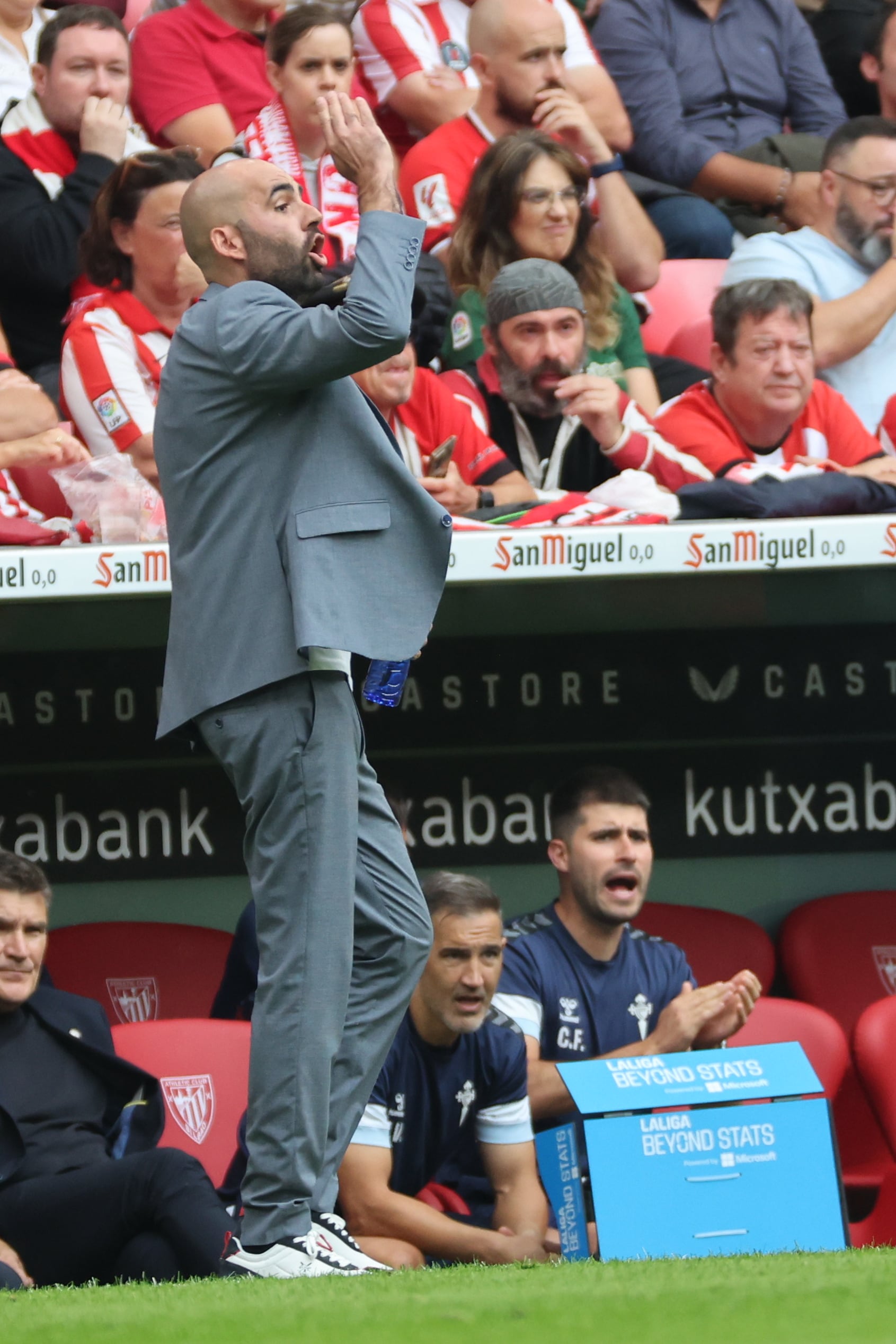 BILBAO, 22/09/2024.- El entrenador del Celta de Vigo Claudio Giráldez da instrucciones a sus jugadores durante su partido de LaLiga contra el Athletic Club en el estadio de San Mamés en Bilbao este domingo. EFE/ Luis Tejido
