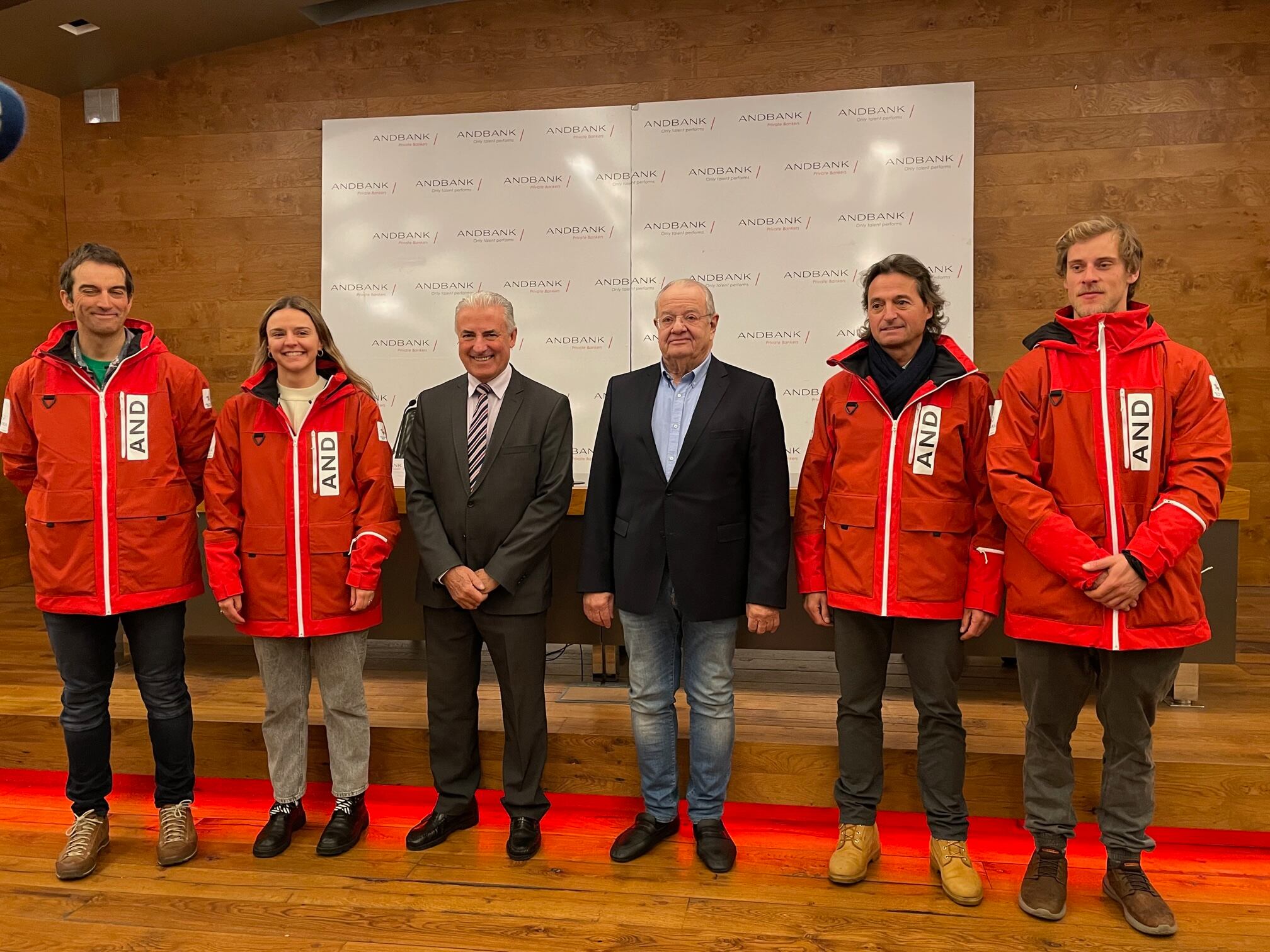 Cabanes i Martí amb part dels tècnics i entrenadors de la delegació que anirà als EYOF.