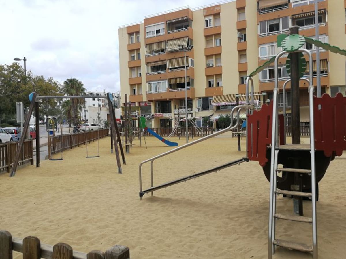 Vila invierte 147.000 euros en reformar un parque infantil y las pistas deportivas de sa Graduada