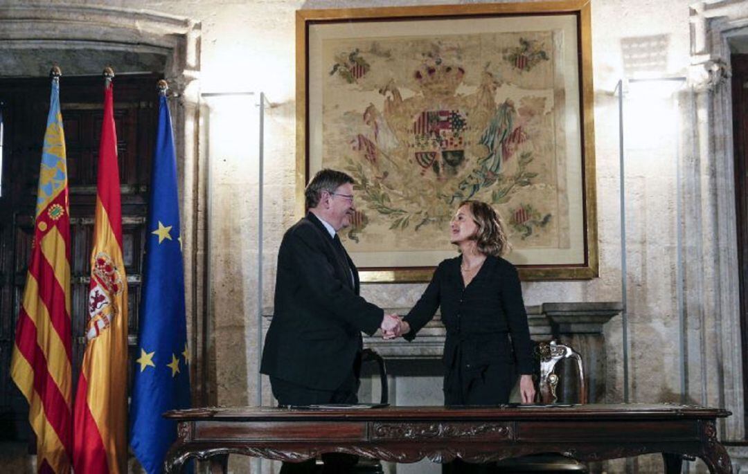 Foto de archivo: El president de la Generalitat, Ximo Puig, y la vicepresidenta de la Fundación Amancio Ortega, Flora Pérez, firman un convenio de colaboración para la donación de equipos oncológicos para hospitales de la Comunitat Valenciana