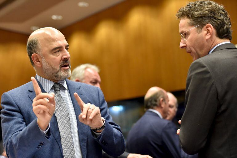 European Economic and Financial Affairs Commissioner Pierre Moscovici (L) chats with Eurogroup President Jeroen Dijsselbloem during a eurozone finance ministers meeting (Eurogroup) in Luxembourg, October 5, 2015. REUTERS/Eric Vidal