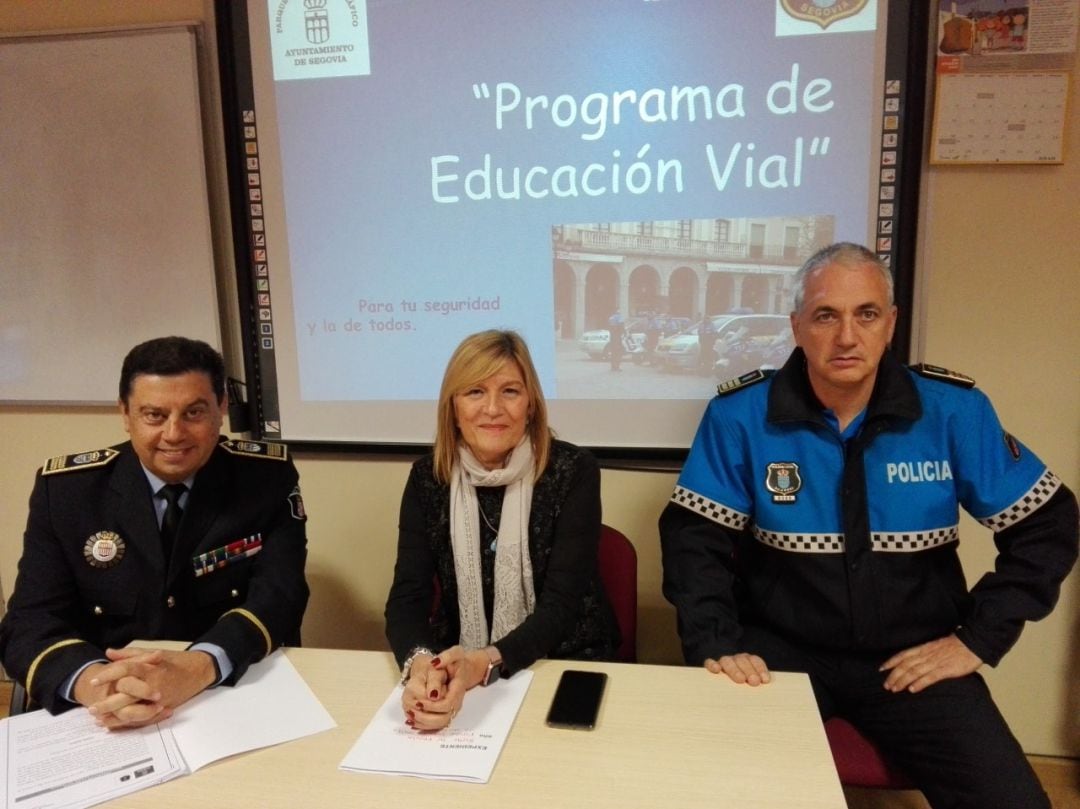 Los agentes de la Policía Local mantienen su programa de actividades para el presente curso escolar tanto en el parque infantil como en los centros de enseñanza a los que se desplazan