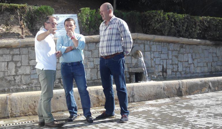 Alcalde y concejales en el Pilarillo de la Silera