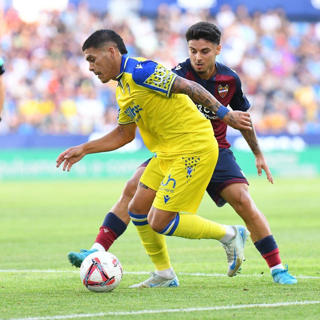 Brian Ocampo en el Ciutat de Valencia en el encuentro de la jornada 2 de la Liga Hypermotion frente al Levante. Foto: Cádiz CF.