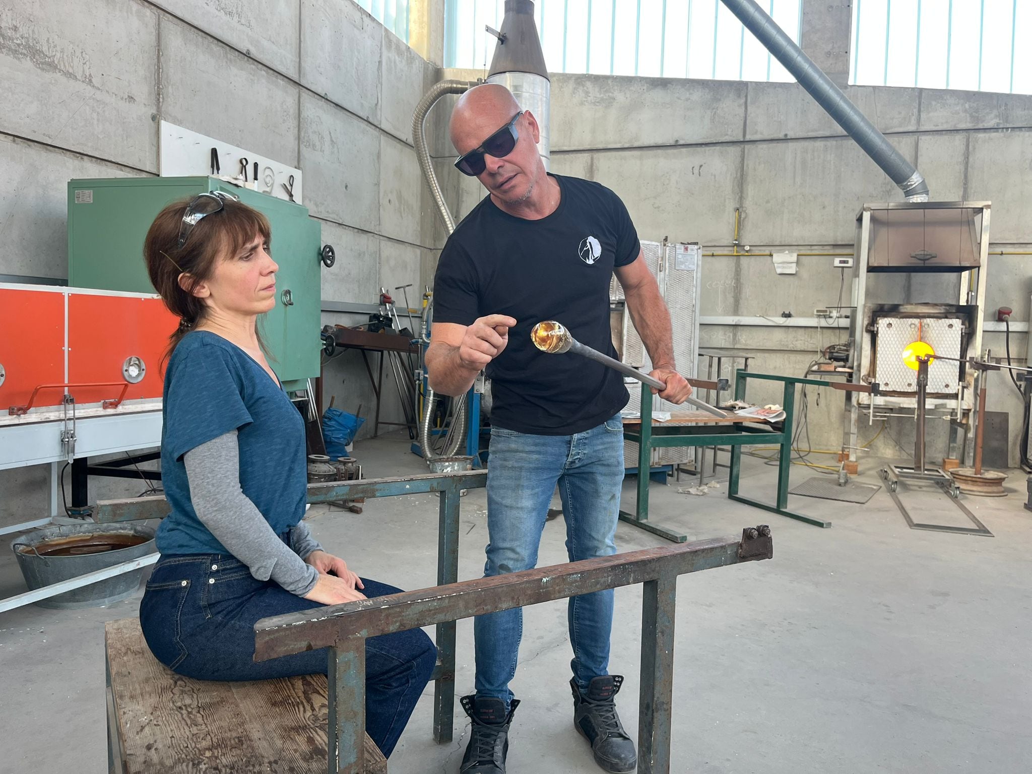 El Museo del Vidrio acoge un curso con jóvenes creadores de la Región para mantener viva una técnica única que exige precisión, paciencia y pasión