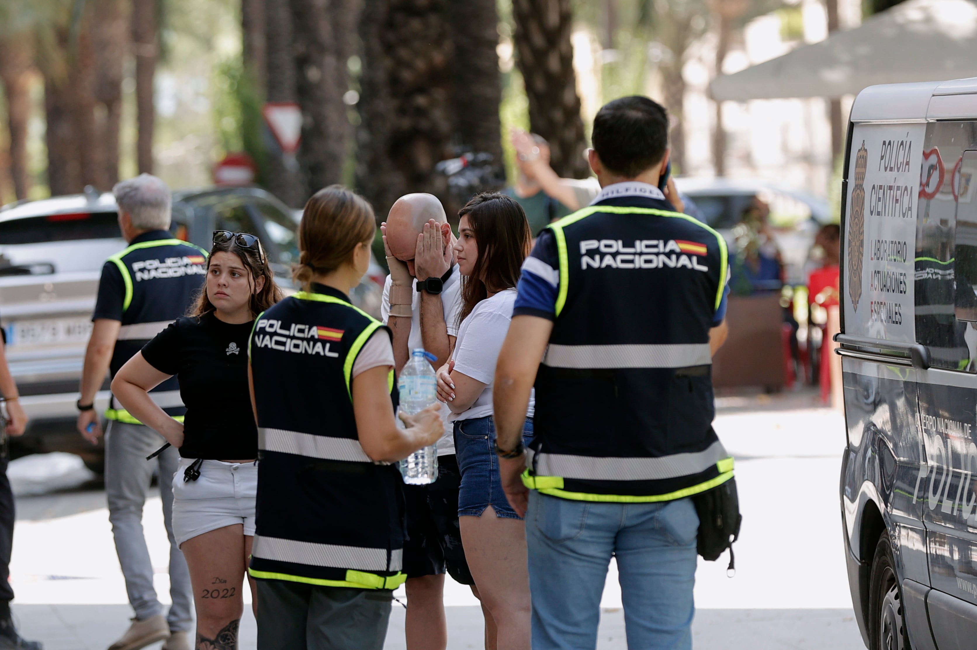 ALGEMESÍ (VALENCIA), 25/06/2025.- El hermano y la cuñada de la víctima junto a efectivos de Policía Nacional a las puertas del inmueble donde este miércoles un hombre de 34 años ha matado presuntamente a su mujer y a su hijo de 3 años en Algemesí (Valencia) y ha sido detenido. Los hechos han ocurrido sobre las seis de la mañana de este miércoles, tras una discusión familiar en un domicilio, según la llamada recibida por el 112, que avisó a la Policía. Los agentes de la Policía Nacional y Local desplazados al lugar encontraron los cuerpos de la mujer y su hijo y practicaron maniobras de reanimación al menor junto a los servicios sanitarios, pero no pudieron salvarle la vida. EFE/Manuel Bruque