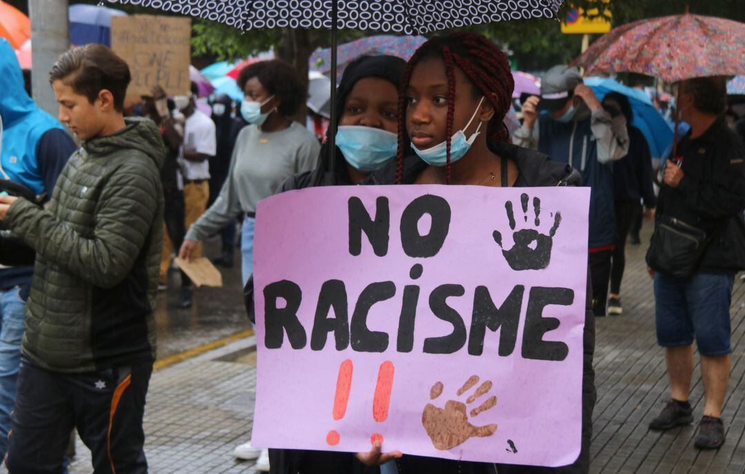 Pancarta contra el racisme durant la manifestació de Salt del diumenge 7 de juny de 2020