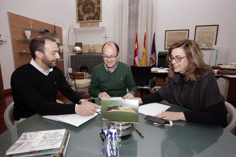 El Alcalde de Torquemada en el centro de la foto