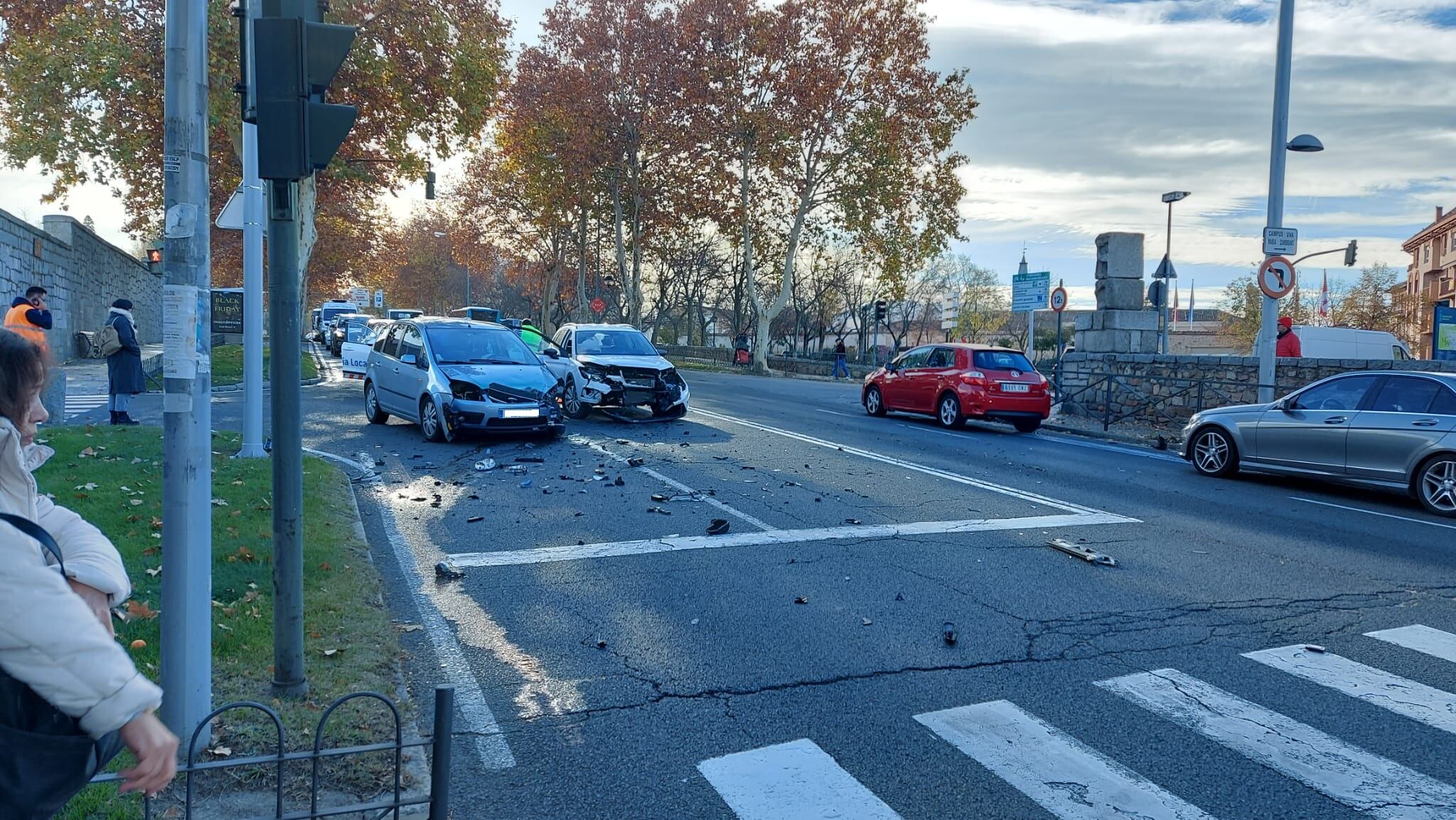 Tres heridos leves en una colisión frontal en la Avenida Padre Claret