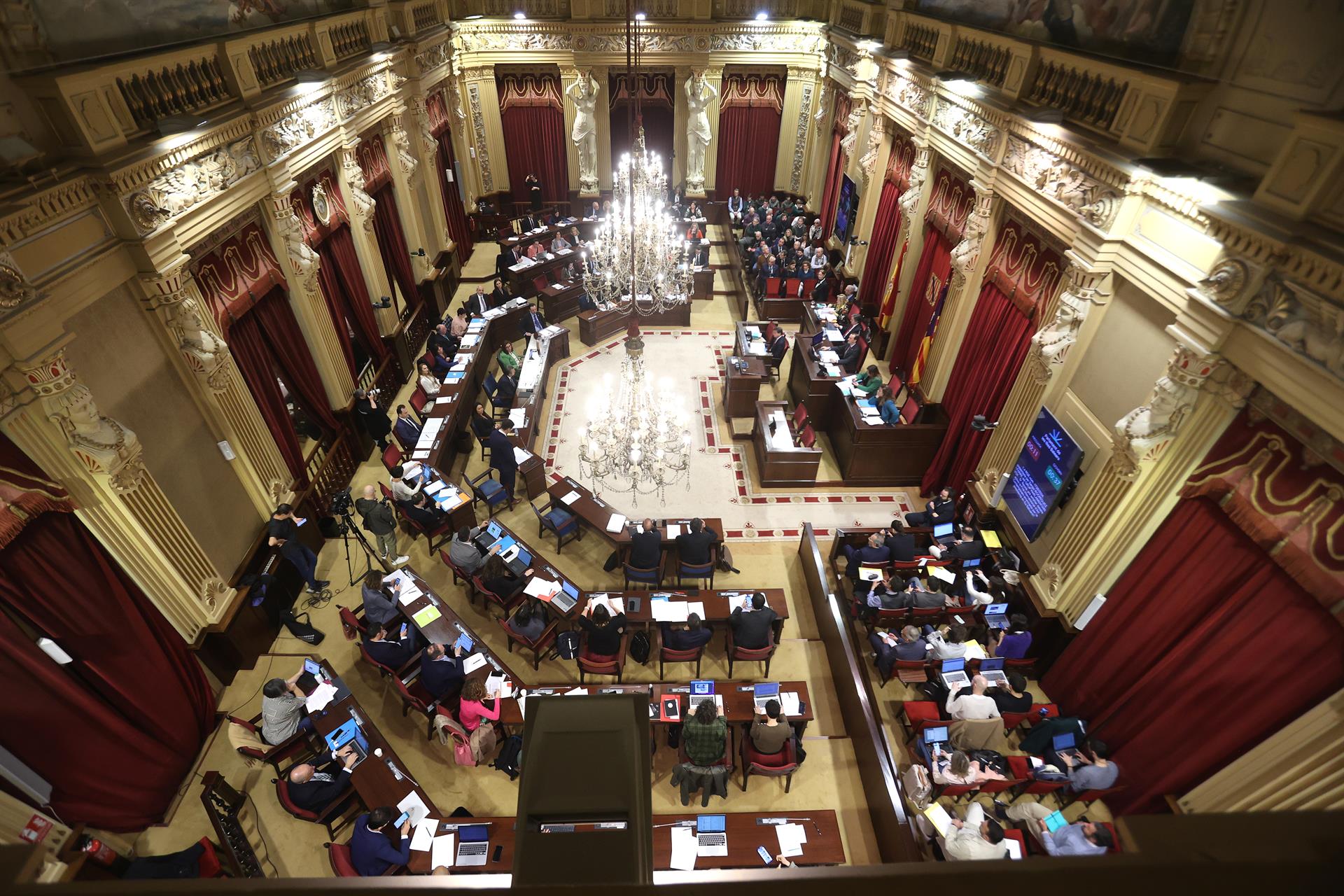 Vista general durante un pleno del Parlament balear