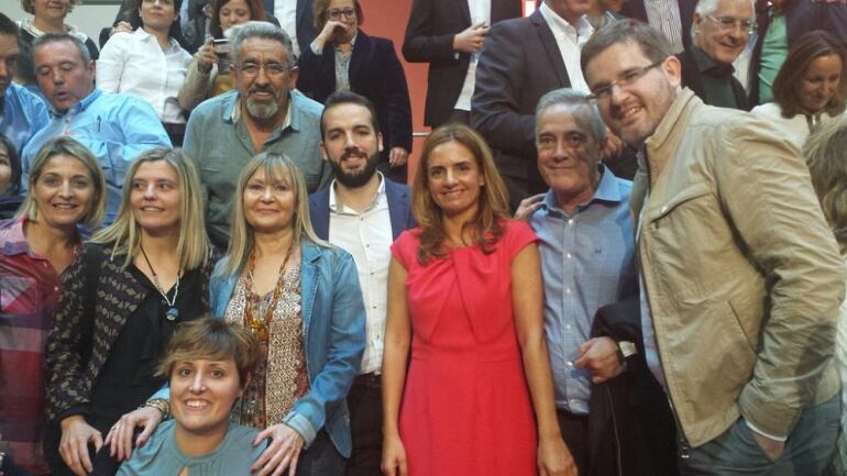 Susana Sumelzo, de rojo, en la presentación de las candidaturas del PSOE al Congreso y al Senado