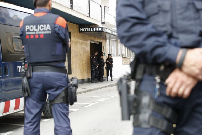 Miembros de los Mossos d&#039;Esquadra custodian los hoteles donde se hospedan los policías nacionales desplazados a Cataluña 