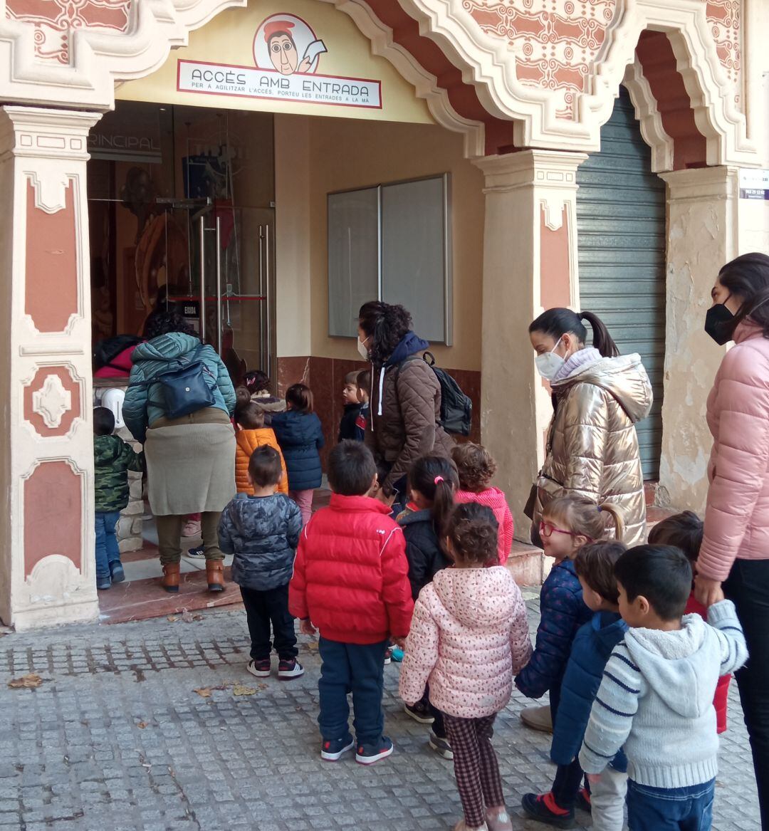 Los primeros escolares en la función inaugural