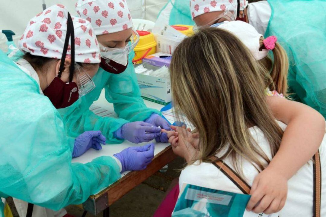 Una paciente se hace el test de coronavirus.