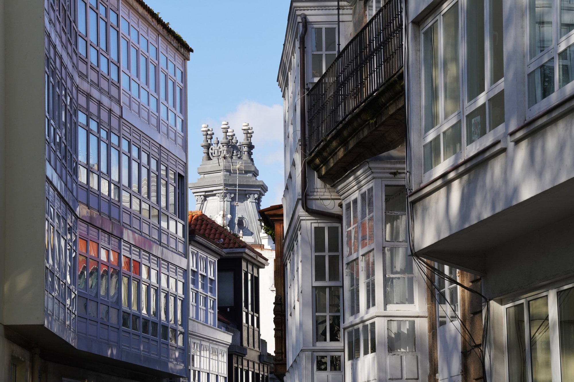 Galerías en la ciudad vieja de A Coruña, a 8 de abril de 2022, en A Coruña, Galicia (España). A Coruña es una ciudad para pasear y disfrutar, con playas en pleno centro y, presidido por la Torre de Hércules, un largo Paseo Marítimo que la rodea casi por completo. En las costas de A Coruña, ciudad abierta al Atlántico, recalaron celtas, fenicios y romanos. Desde entonces ha sido atacada por piratas normandos o la Armada Invencible y fue la única ciudad que opuso resistencia a la invasión francesa. Dos siglos y tras un desarrollo económico, urbanístico y cultural, A Coruña es una de las ciudades más cosmopolitas de España.
CIUDAD DE A CORUÑA - CIUDAD VIEJA;GALERÍAS
Álvaro Ballesteros / Europa Press
01/04/2022