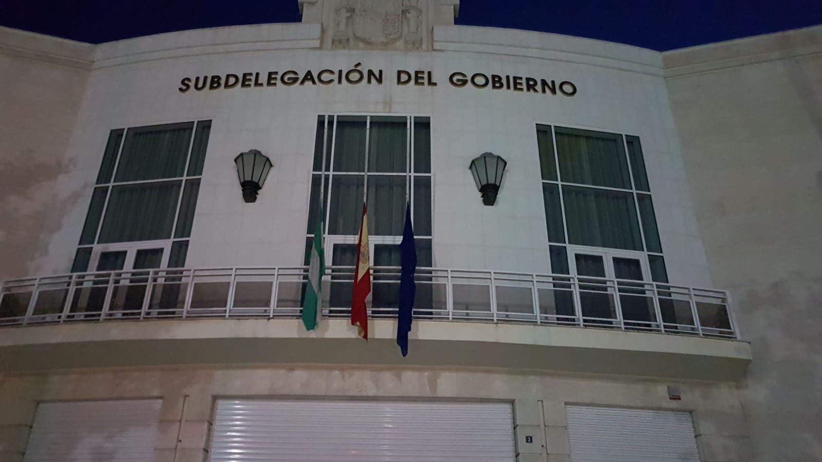 La fachada de la Subdelegación del Gobierno de Jaén, de noche