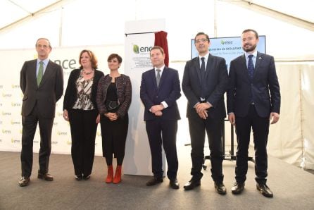 De izquierda a derecha, Ignacio Colmenares, Patricia Franco, Isabel Rodríguez, Emiliano García-Page, José Manuel Caballero y José Luis Escudero ante la placa conmemorativa descubierta hoy