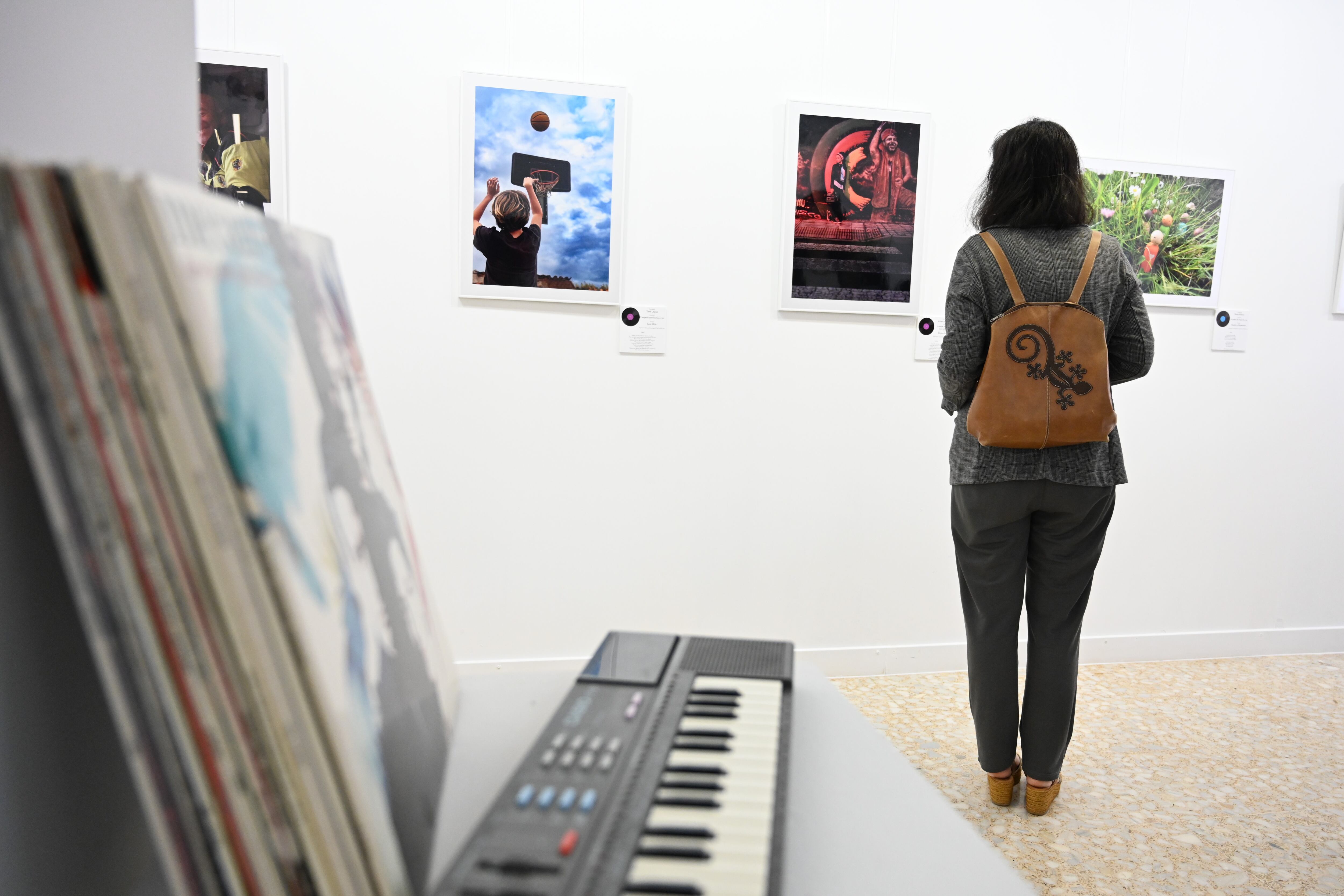 PALENCIA, 30/05/2024.- Una chica contempla la exposición La Movida de los Ochenta con la que se ha inaugurado el XI Festival de Fotografía Pallantiaphoto y el nuevo espacio creativo El Laboratorio. EFE/ Almudena Álvarez