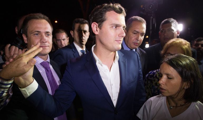 El líder de Ciudadanos, Albert Rivera (c), llega a la residencia del alcalde metropolitano de Caracas en prisión Antonio Ledezma